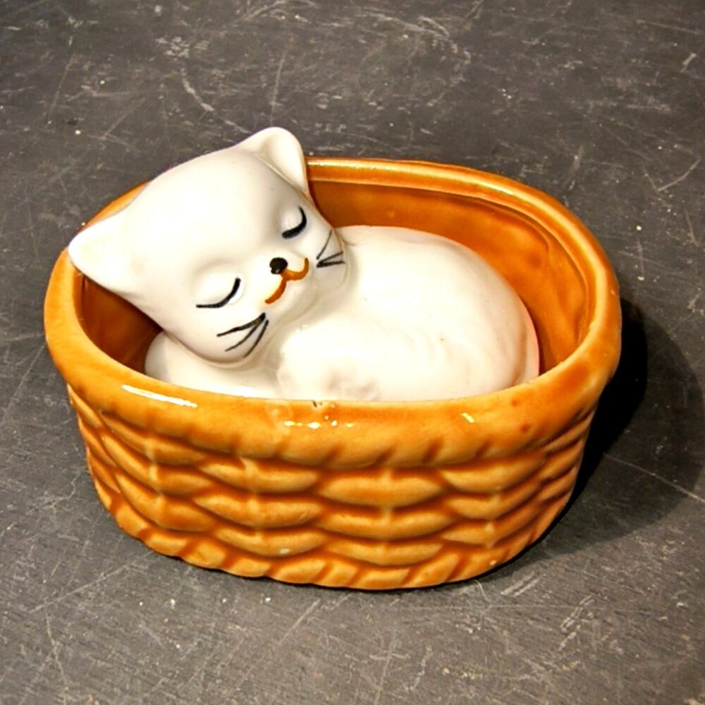 1942.  Vintage Ceramic White Kitty in a Basket Mini Figurine